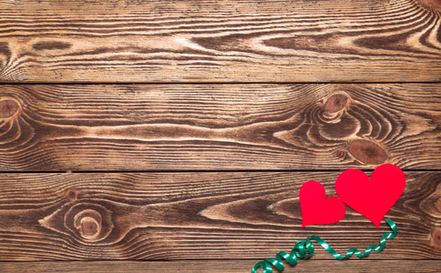 用木制的桌子上两个纸红色心和绿丝带假日浪漫结婚情人节一天背景