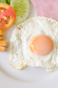 煎鸡蛋和香肠在白板上