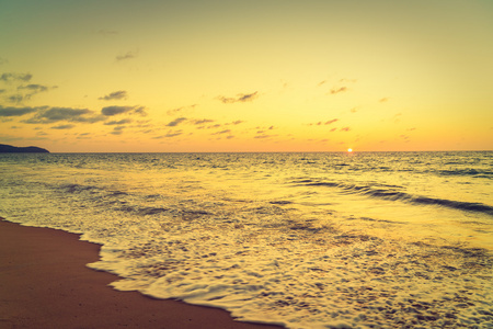夕阳与大海和海滩