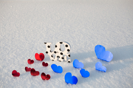 红色的心和爱在雪上