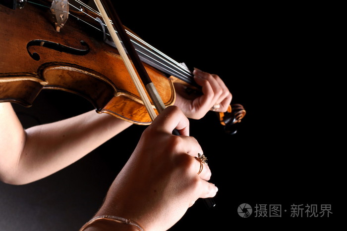 小提琴在深色背景上的小提琴手