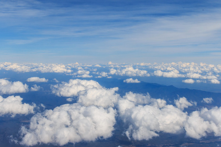 从飞机的窗户看到的美丽的云和天空的景色