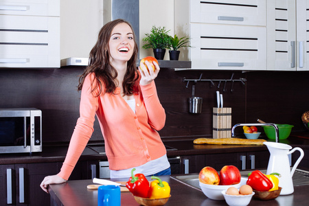 幸福的年轻女人吃苹果