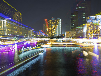 交通在河上晚上城市天际线背景