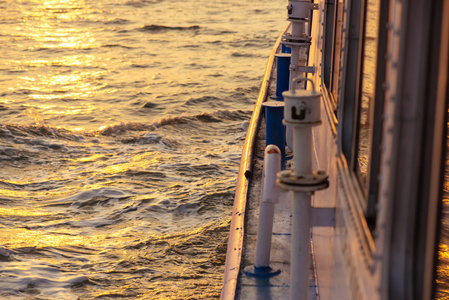 美丽的日落，从渡船在开阔海洋