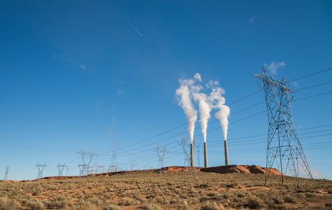 燃煤电厂操作在沙漠里图片