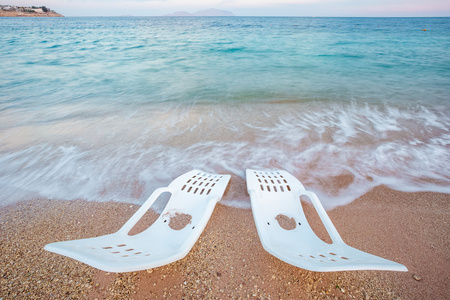 两个孤独 beachchairs 海边的风景