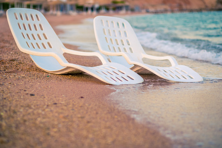 两个孤独 beachchairs 海边的风景