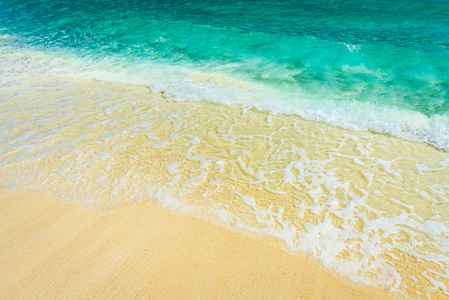 软海中的波浪绿松石沙滩上。自然的夏日