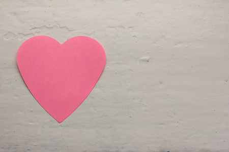 情人节纸粉红色心对白色的漆面。复制空间。可用空间为文本，特写，顶视图