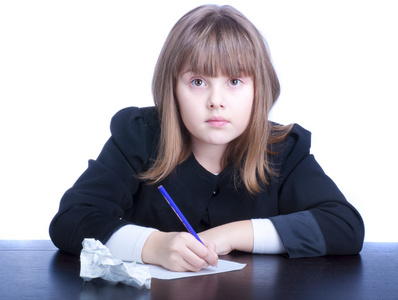 漂亮女生坐在一张桌子的黑白制服