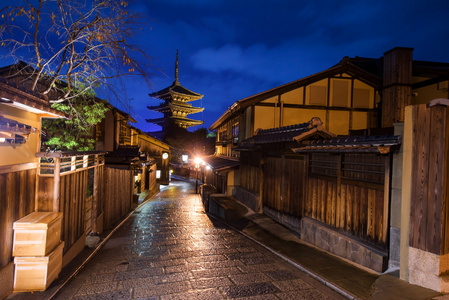 京都古城和八坂宝塔黄昏