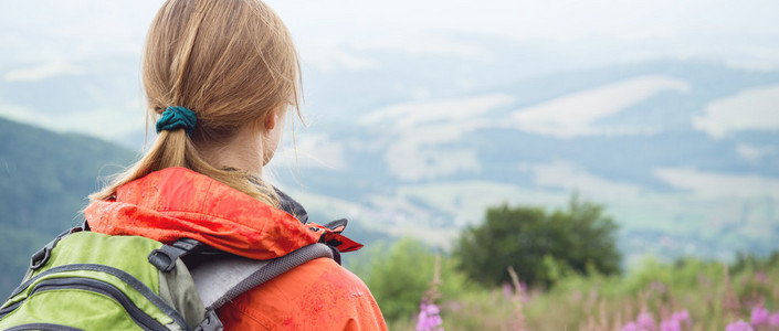 年轻女子在山中徒步旅行