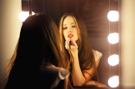 性感的年轻女性，盯着镜子里自己的模样