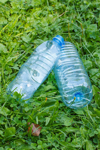 塑料瓶矿泉水在公园，草地上乱扔垃圾的环境