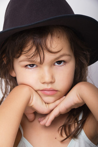 可爱的小女孩，在帽子的特写肖像