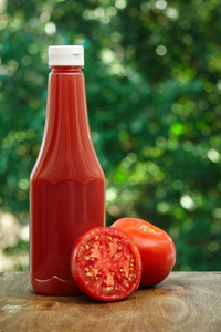 番茄和番茄酱瓶