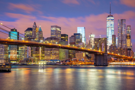 曼哈顿的摩天大楼和布鲁克林大桥，纽约美国