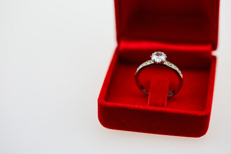 结婚戒指的背景下，美丽的银戒指，在红色框为婚礼概念