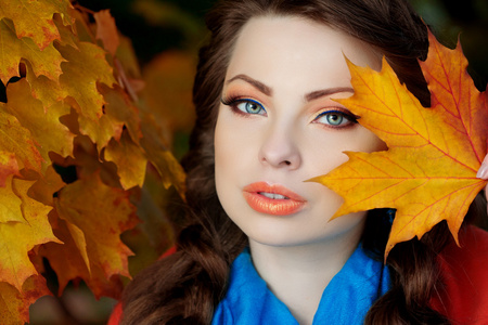 秋天的模型，明亮的弥补。女人对背景秋季景观