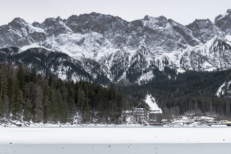 在冬天的 eibsee 湖