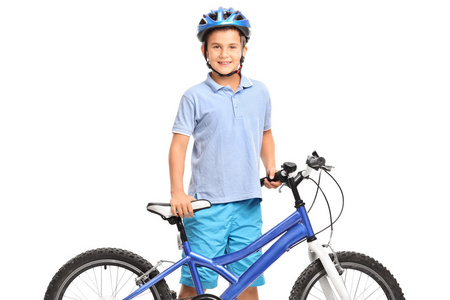 小男孩和他的自行车的合影
