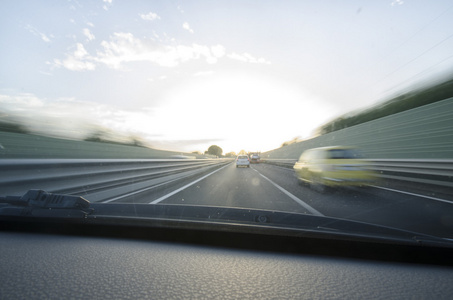 高速公路上跑得快的汽车景观