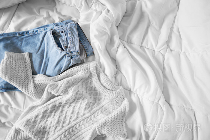 女性的衣服摆放在床上