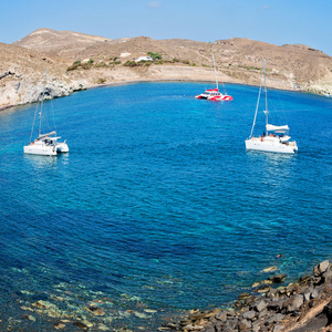 山和欧洲希腊 santorin 的夏季海滩上的岩石