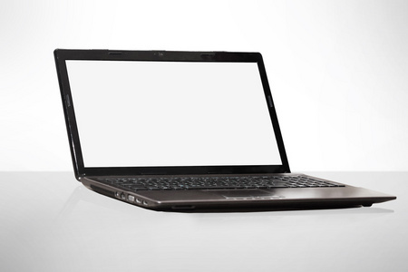 浅色背景空白的白色屏幕的笔记本电脑