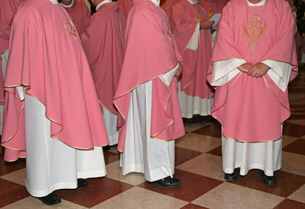 牧师与教会在圣弥撒的袈裟