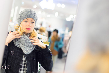 美丽的女人在服装店购物