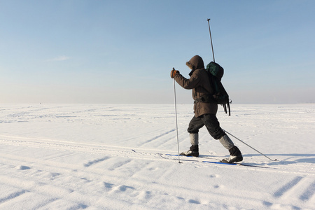 人与河的雪地上滑雪背包旅行