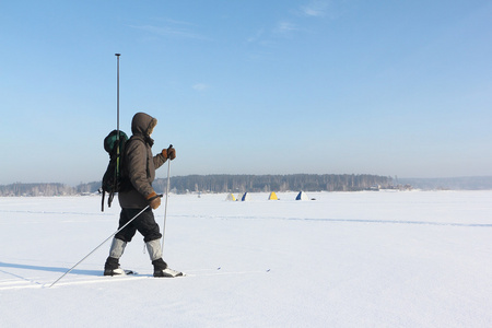 人与河的雪地上滑雪背包旅行