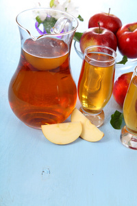 苹果汁和新鲜的红苹果