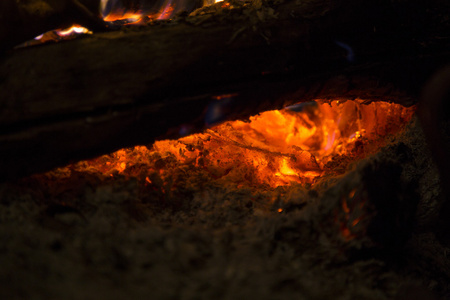 热的余火在木头火