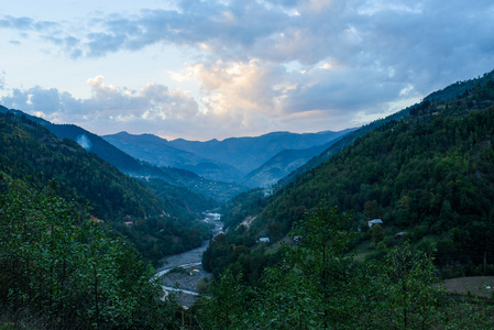 河流和格鲁吉亚的山谷