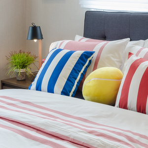 现代卧室与多彩枕头在床上和现代黑林