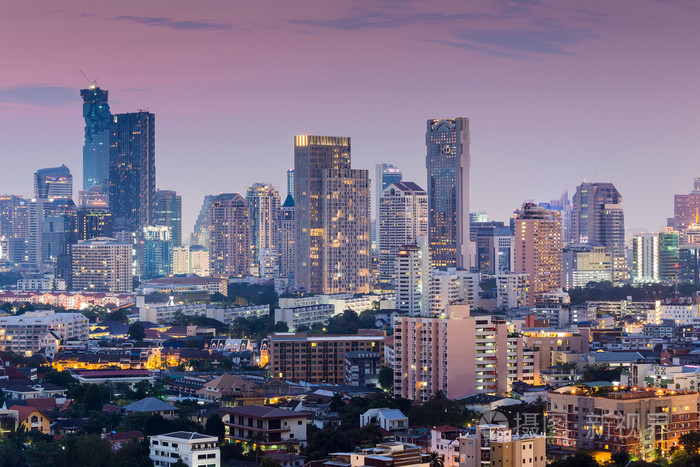在暮光之城城市繁华夜景