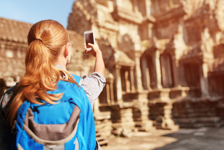 女游客与智能手机拍照的吴哥寺