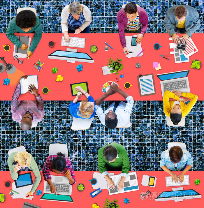 在办公场所工作的商务人士