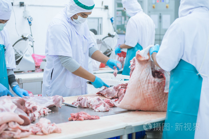 切割肉类屠宰工人在工厂里