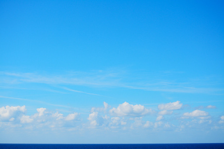 在海蓝色的天空