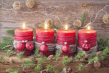 四支红色圣诞蜡烛