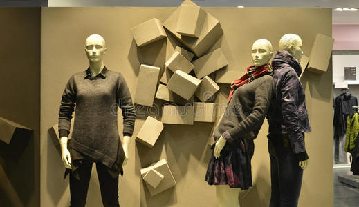 浮雕背景和秋冬时装模特在时尚服装商场