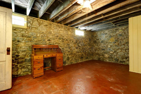 带石材装饰墙的地下室