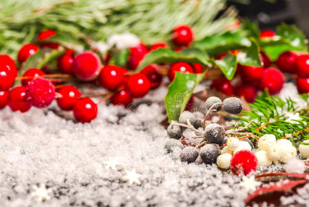 圣诞贺卡上的常绿树枝，红浆果带着雪，密密麻麻