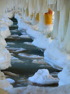 冬天的景色。波罗的海。特写冰柱上的冰柱