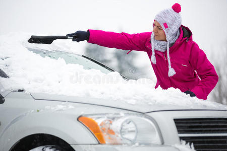 妇女在车上除雪