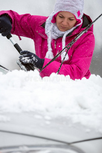 女人在车上除雪